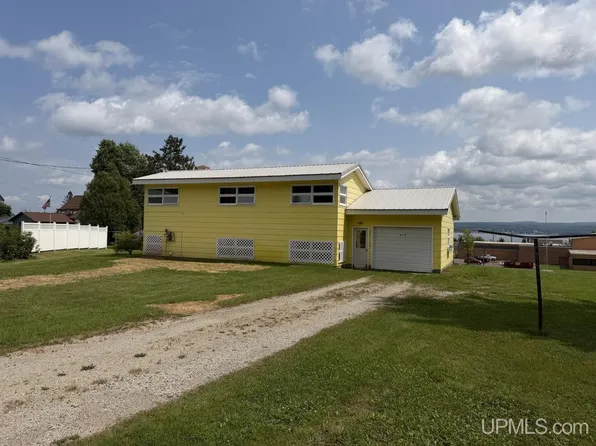 515 Bowling Ave, Baraga, MI 49908
