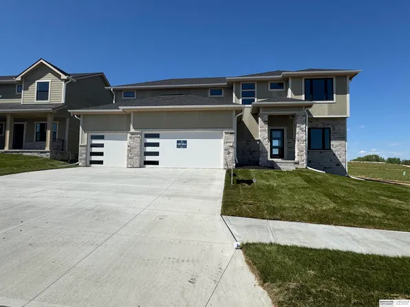 21420 Z St, Elkhorn, NE 68022