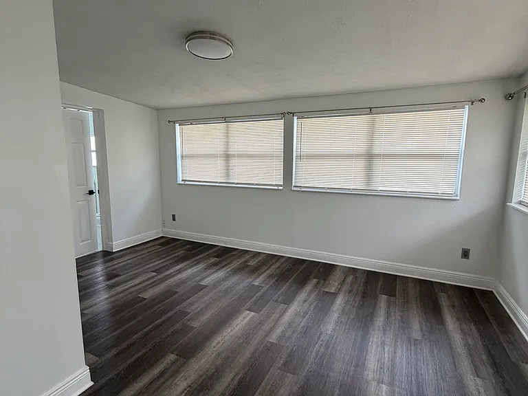 4870 Seminole Ave — Photo 8