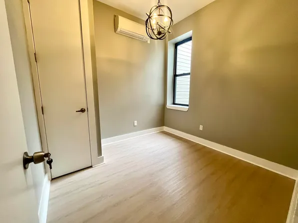 72-55 60 Lane image 5 of 8