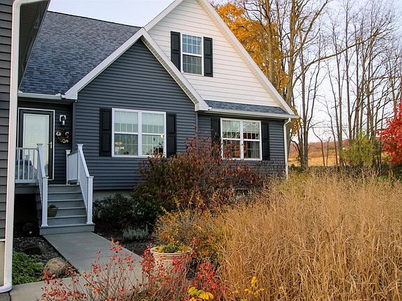 2nd image of 5 Applewood Ln