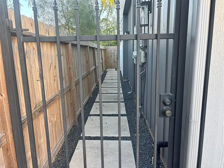 6831 Paris St — Photo 11