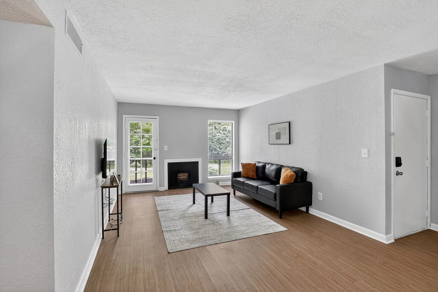 2 bed, 1.0 bath, 9913 sqft, $2,310 — Photo 1