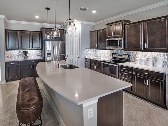 Model Representation Thoughtfully appointed kitchen with stainless appliances 42 white maple cab