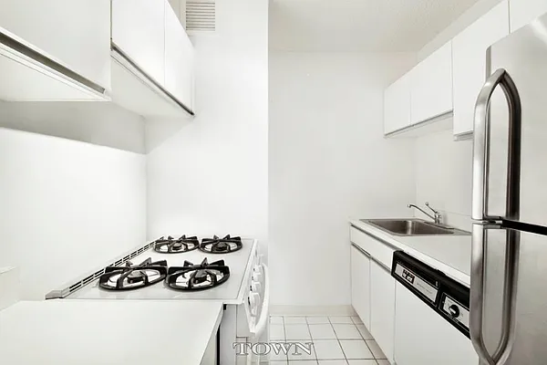 Rented by Town Residential | media 19