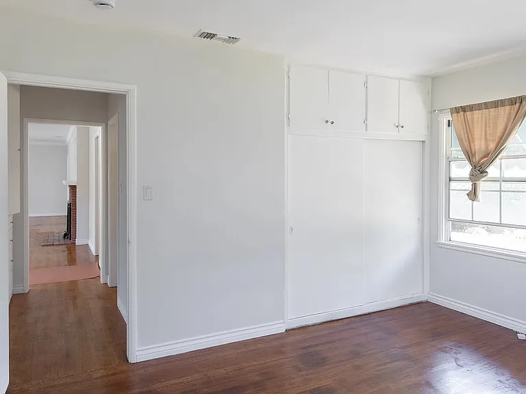 1661 Highland Oaks Dr — Photo 3