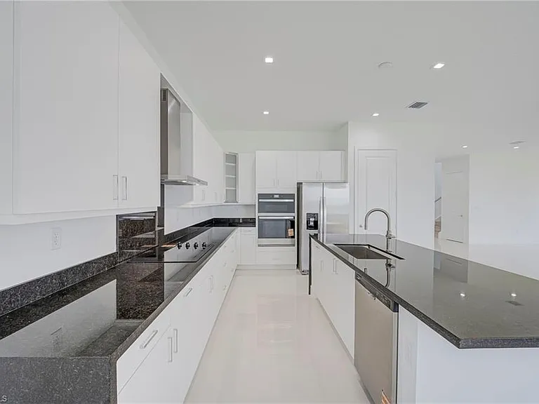 4775 Quercia Dr — Photo 13