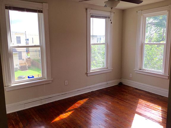 3rd image of 1002 W Clay St APT B