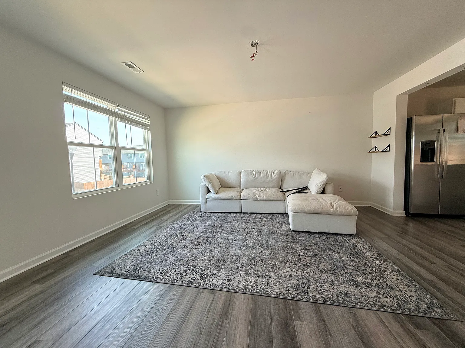 3 bed, 2.5 bath, 1605 sqft, $2,200 — Photo 3