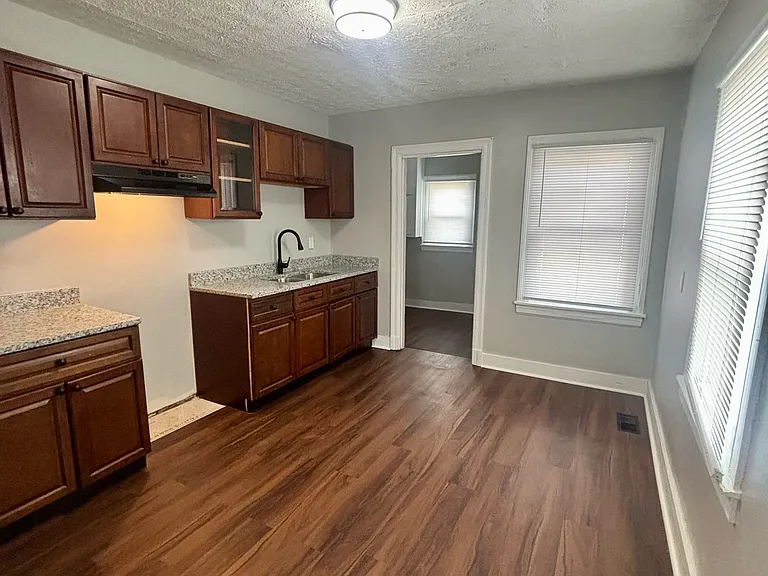 1547 Longfield Ave — Photo 5