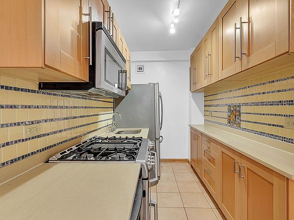3rd image of 34 Plaza St E Unit Ph-1202