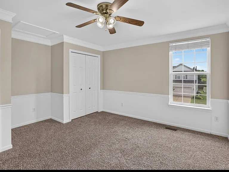 5001 Meadow Crest Cir — Photo 29