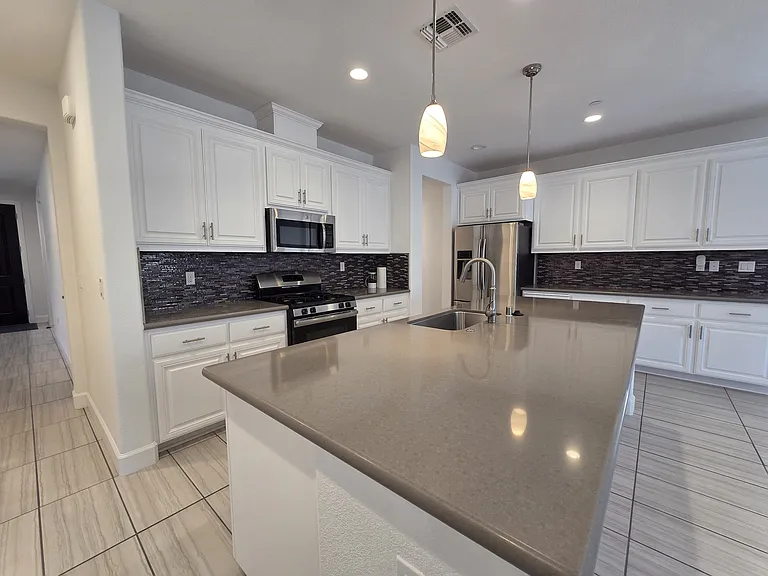 953 Kennedy Dr — Photo 15