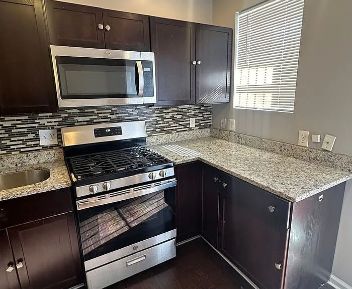 1099 W Fayette St — Photo 12