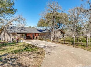 1842 Deer Trl, Floresville, TX 78114