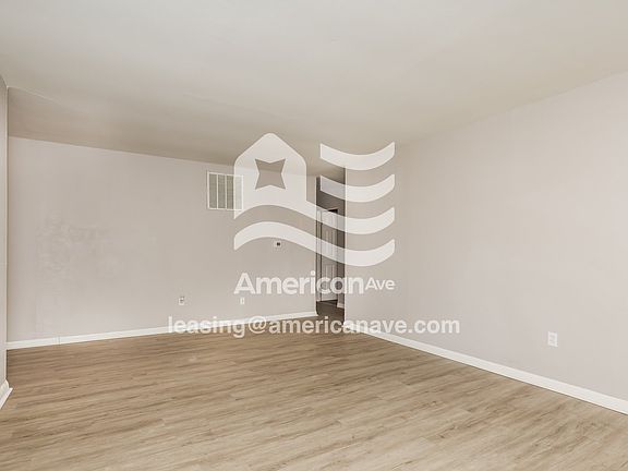 392480_004_wm_-_living_room_13439096.jpg