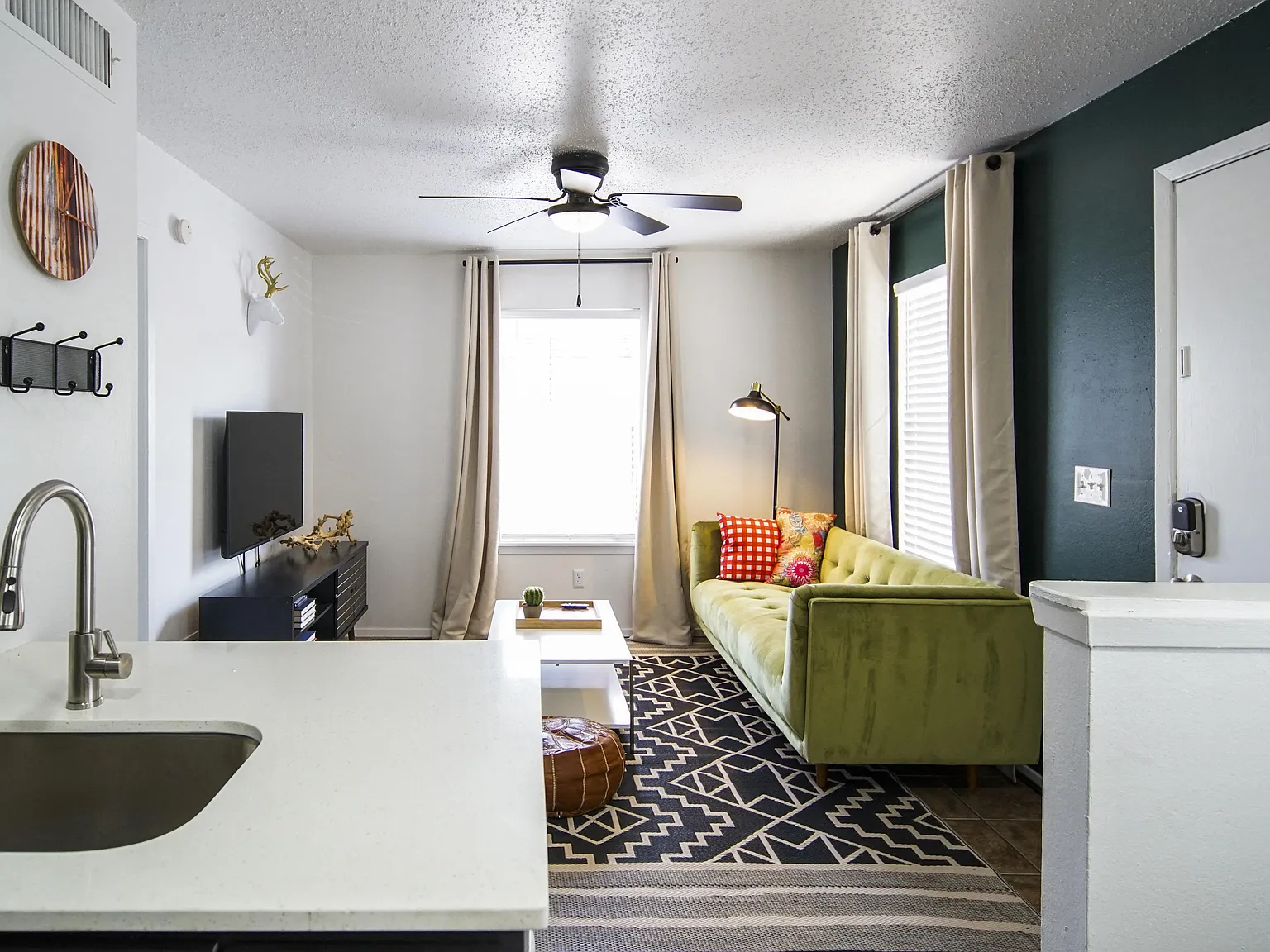 Town Lake Villas — Photo 4