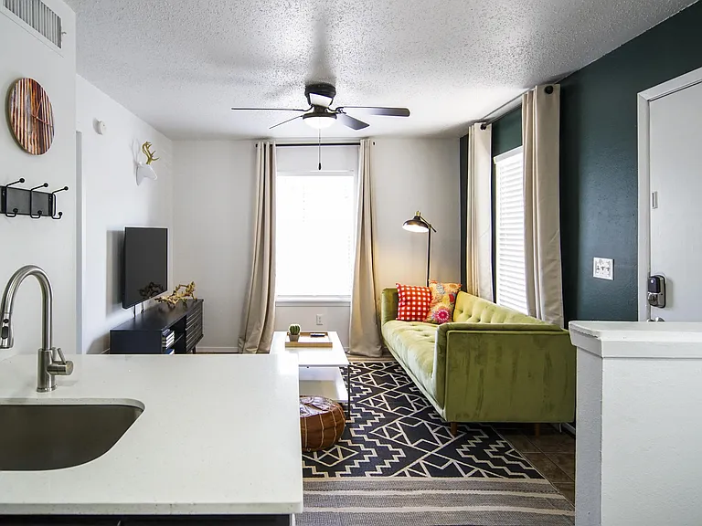 Town Lake Villas — Photo 4