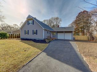 6 Fairway Dr, Bellport, NY 11713