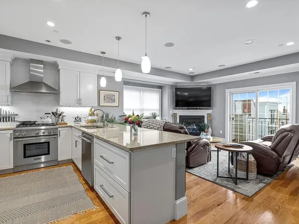 858 E 2nd St #7, South Boston, MA 02127