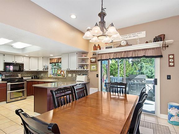4th image of 8736 Sungate Pl NE