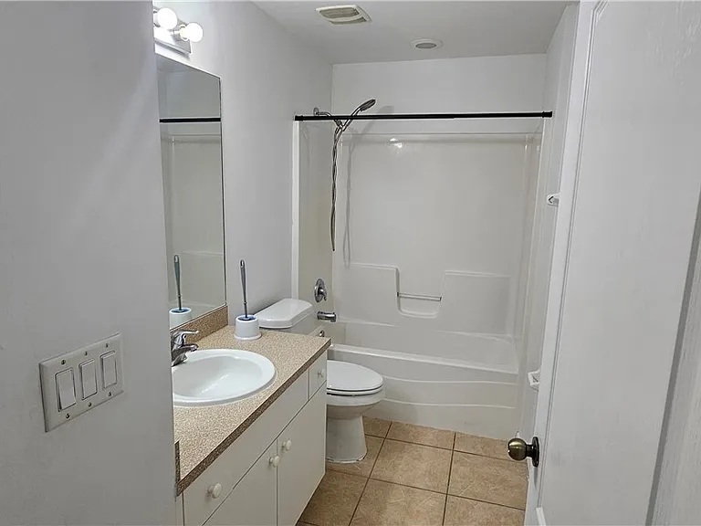 815 Porter St E — Photo 11