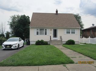 15 Holly Rd, Iselin, NJ 08830