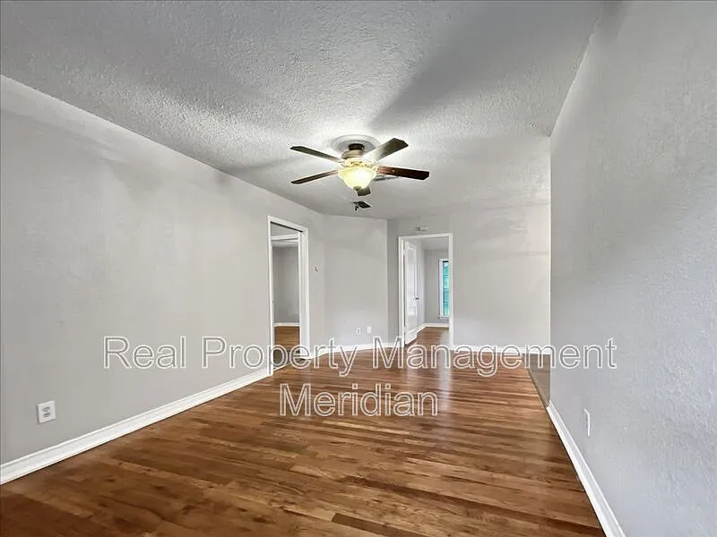 3 bed, 1.0 bath, 988 sqft, $1,675 — Photo 4