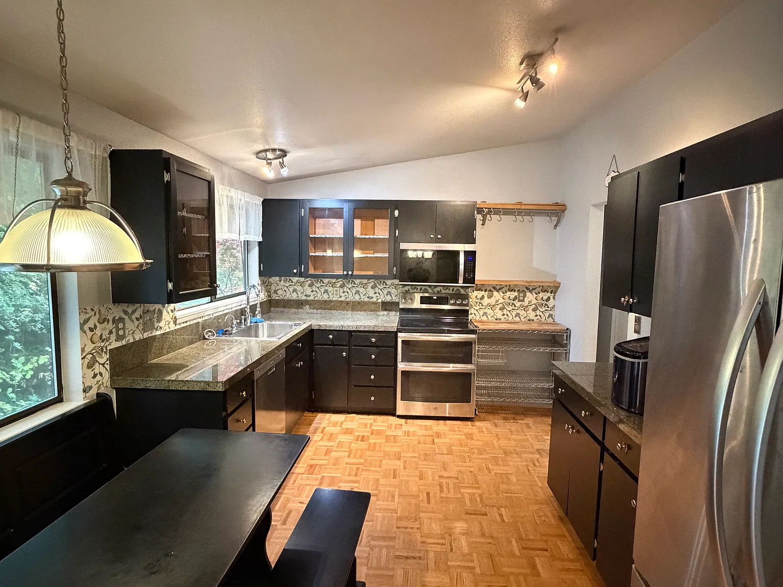 3 bed, 1300 sqft, $3,499 — Photo 1