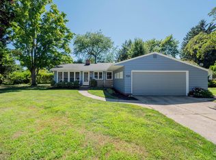 30555 Manhasset Dr, Bay Village, OH 44140