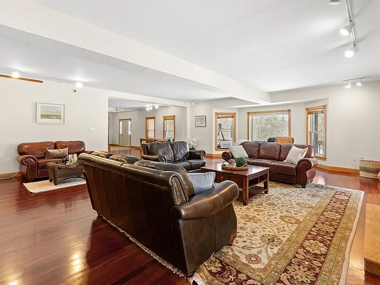 25 Pleasant St — Photo 9