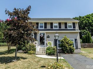 42 Magnolia Ln, Hamilton, NJ 08610