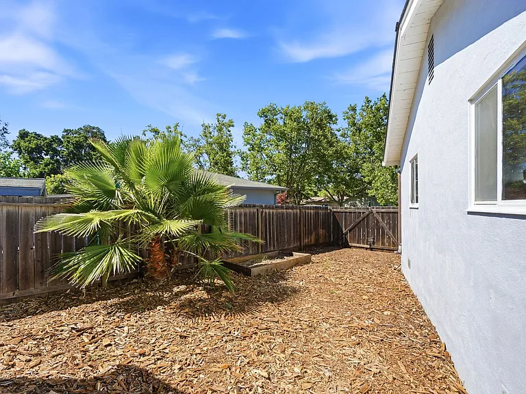 1835 Sandalwood Dr — Photo 25