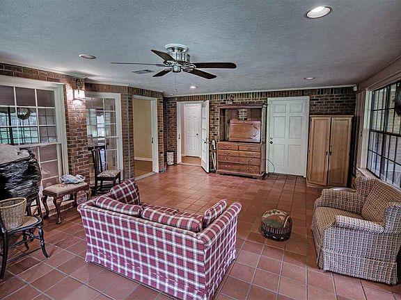 4th image of 805 N Kathy Cir