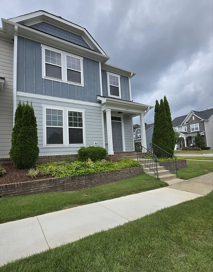 4 bed, 3.5 bath, 2076 sqft, $2,400 — Photo 2