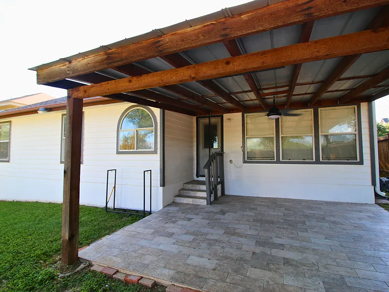 1004 Cougar Country — Photo 20