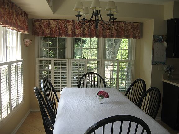 Kitchen Eat-In Area