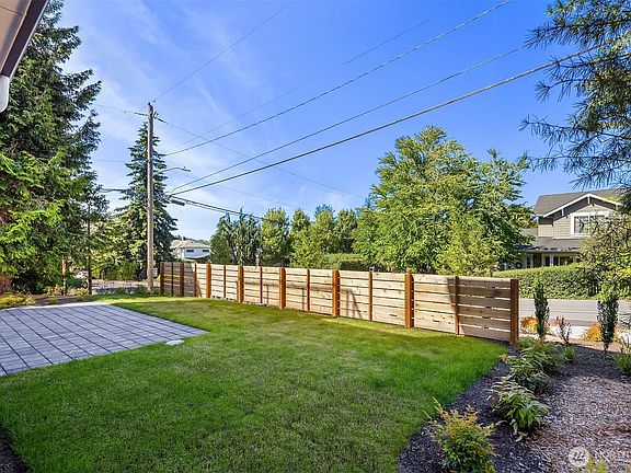 3rd image of 547 16th Avenue W