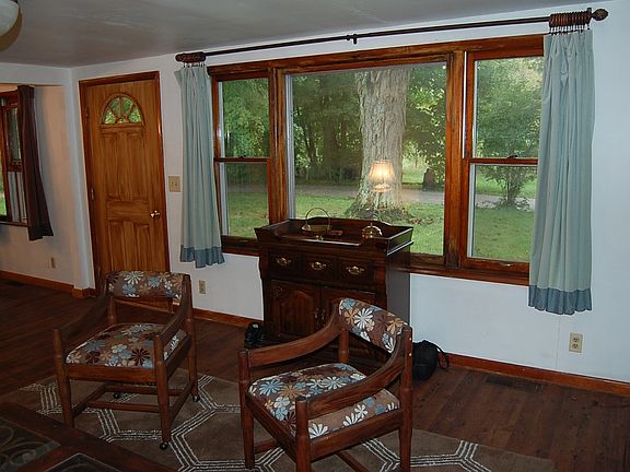 5th image of 628 Cedar Ln