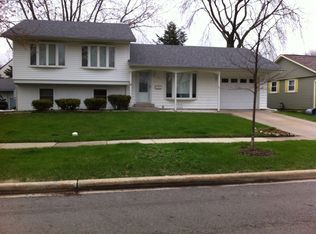 323 Mark Ln, Streamwood, IL 60107