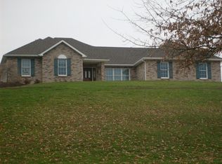 832 Creekwood Ln, Godfrey, IL 62035