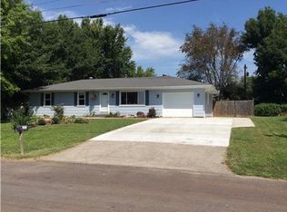 906 Roncelli Rd, Lexington, MO 64067