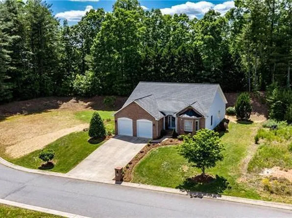 1106 King George Ct, Lenoir, NC 28645