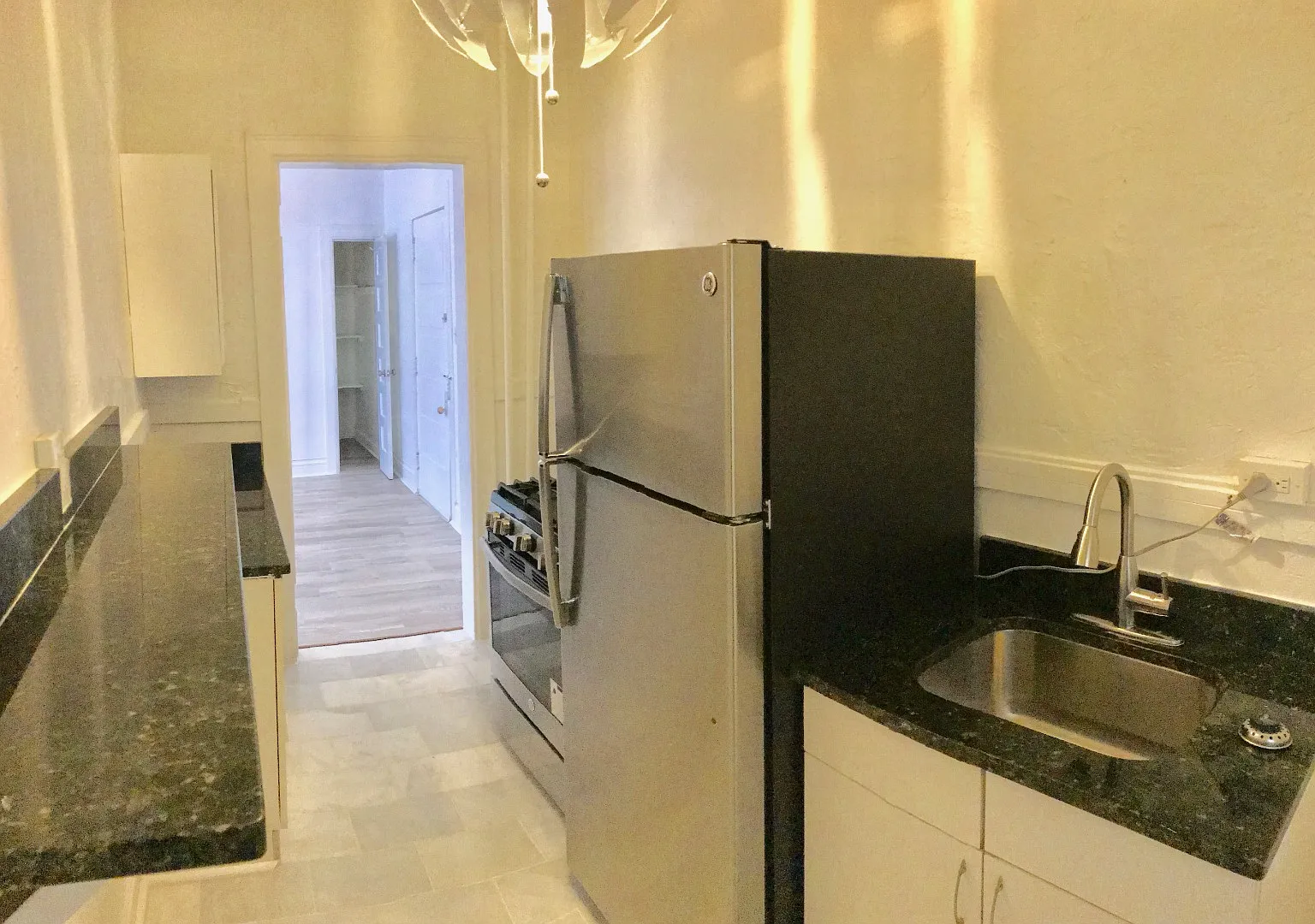 Spacious 1 Bed 1 Bath Denver Apartment in Capitol Hill! Available August! — Photo 1