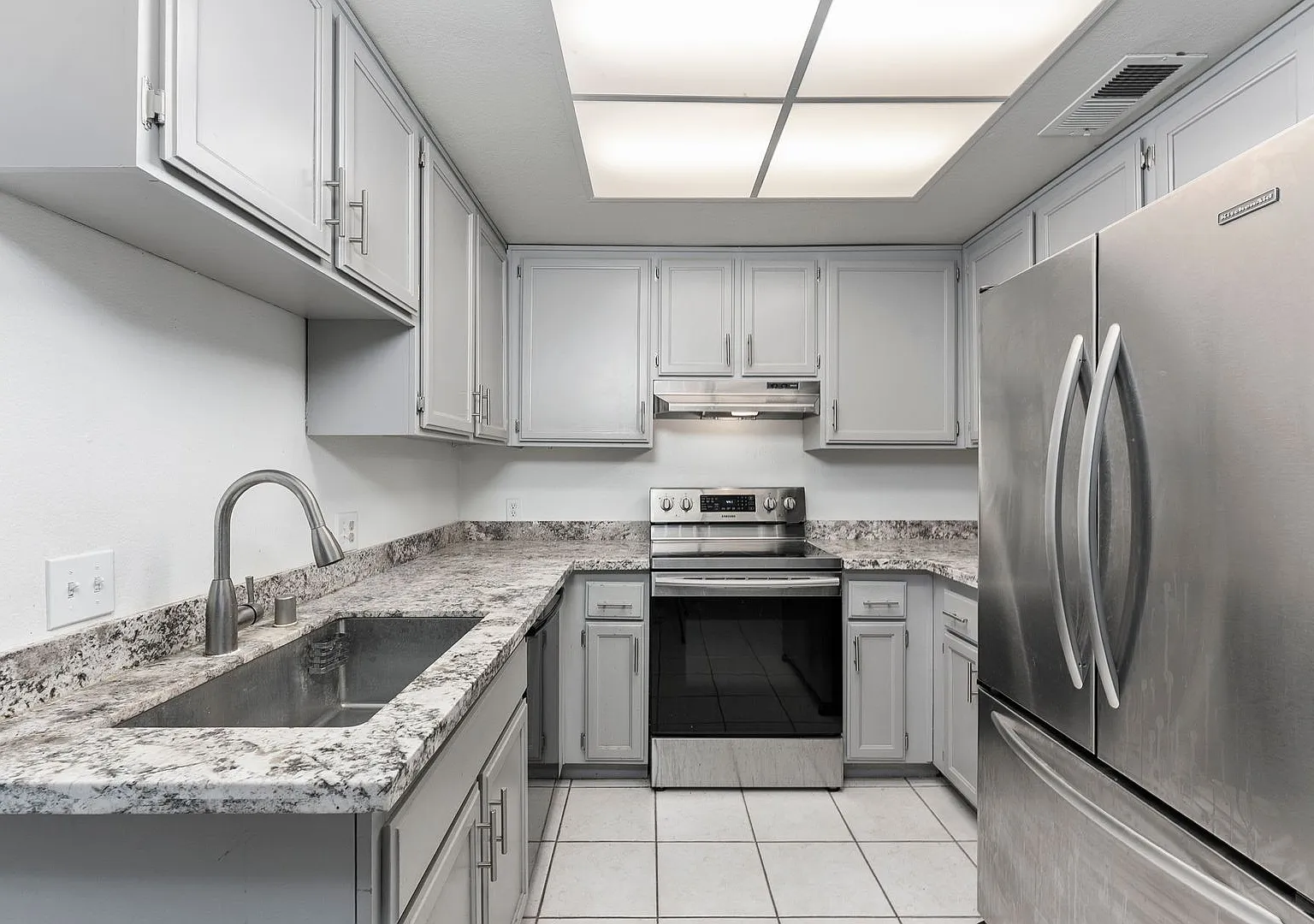 Charming 2 Bedroom 2 Bath Duplex — Photo 3
