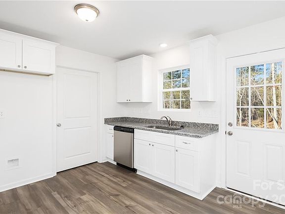 4th image of 1064 Westminster Dr