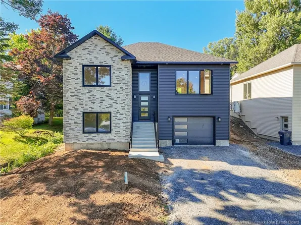 16 Mayflower St, Fredericton, NB E3C 1L5