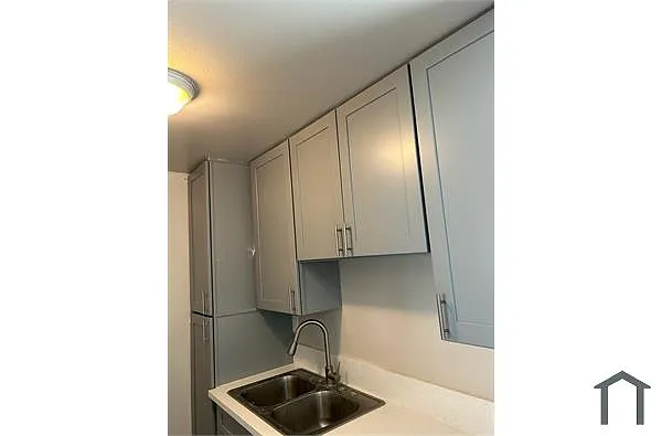 Building Photo - 210 E Montwood Ave #11
