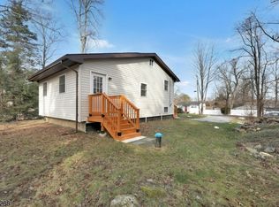 15 Caldwell Rd W, Hewitt, NJ 07421