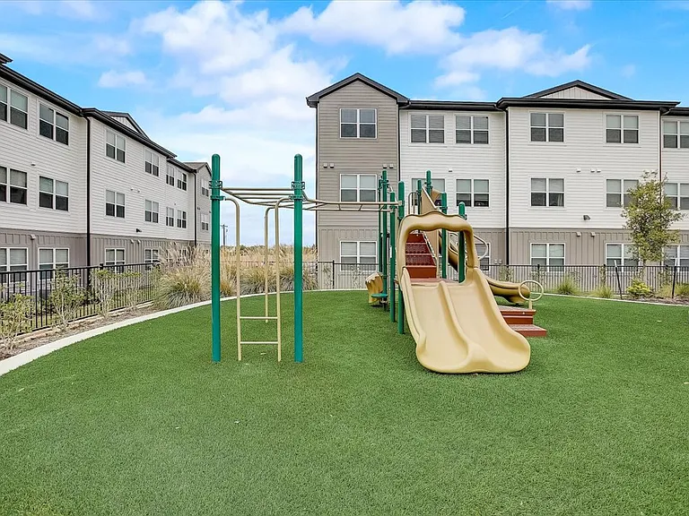 Skyview North Apartments — Photo 28